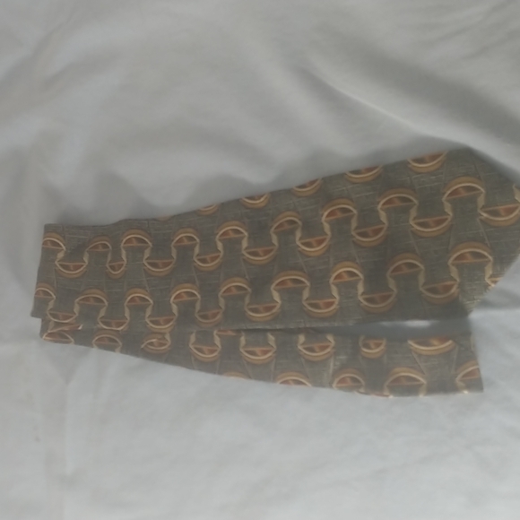 Van Heusen Men's necktie. - Picture 4 of 4